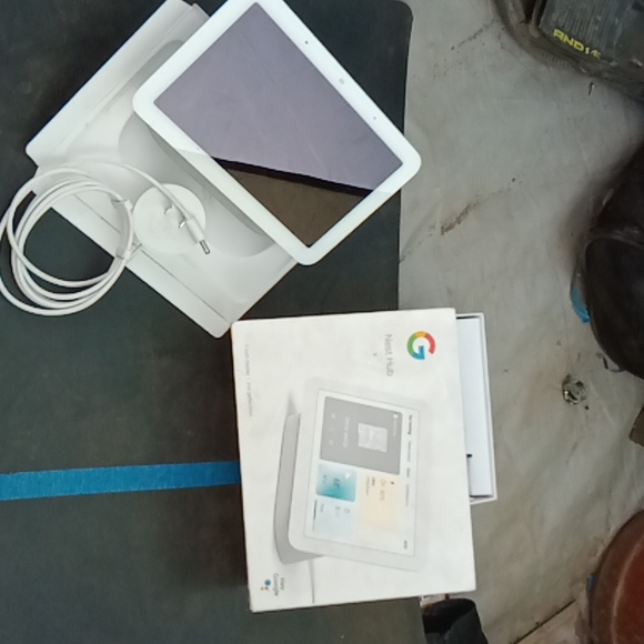Google Nest Hub - Picture 2 of 2